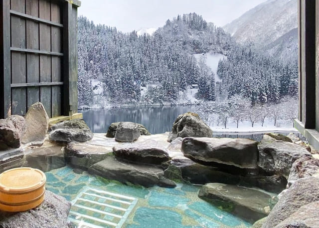 Japan's hot springs : Real and Virtual Adventures