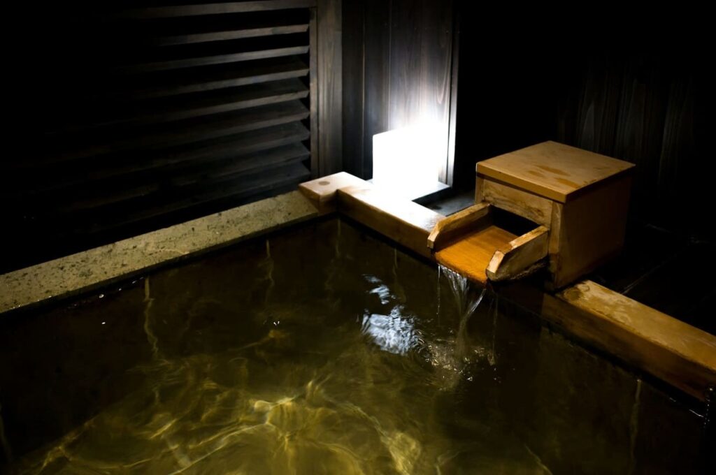 Japan's hot springs : Real and Virtual Adventures