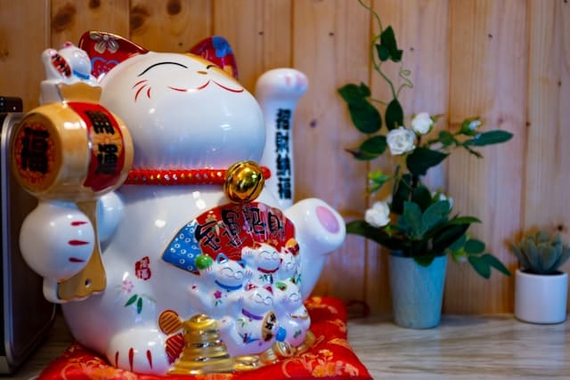 Manekineko: The history of Japan's beckoning lucky cat.
Left Paw: Welcomes customers and people.