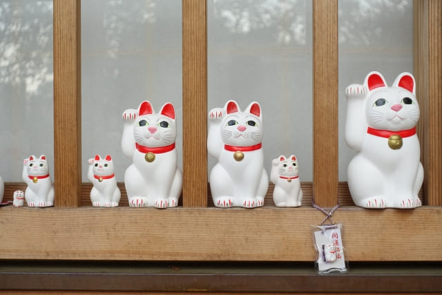 Manekineko: The history of Japan's beckoning lucky cat.