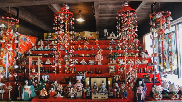 Hinamatsuri : History & Display of Dolls