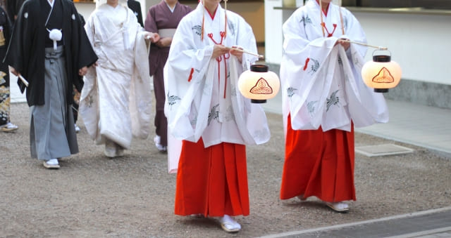 Who is a Miko (Japanese Shrine Maiden) ?