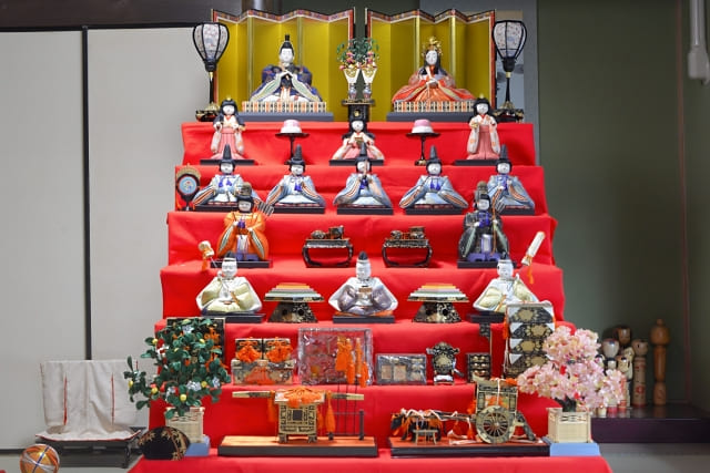 Hinamatsuri : History & Display of Dolls