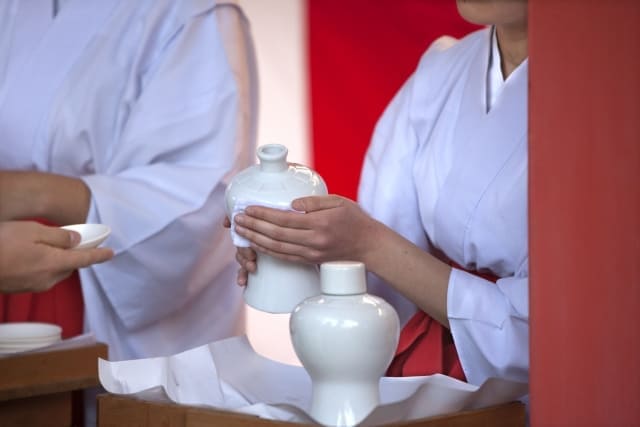 Who is a Miko (Japanese Shrine Maiden) ?