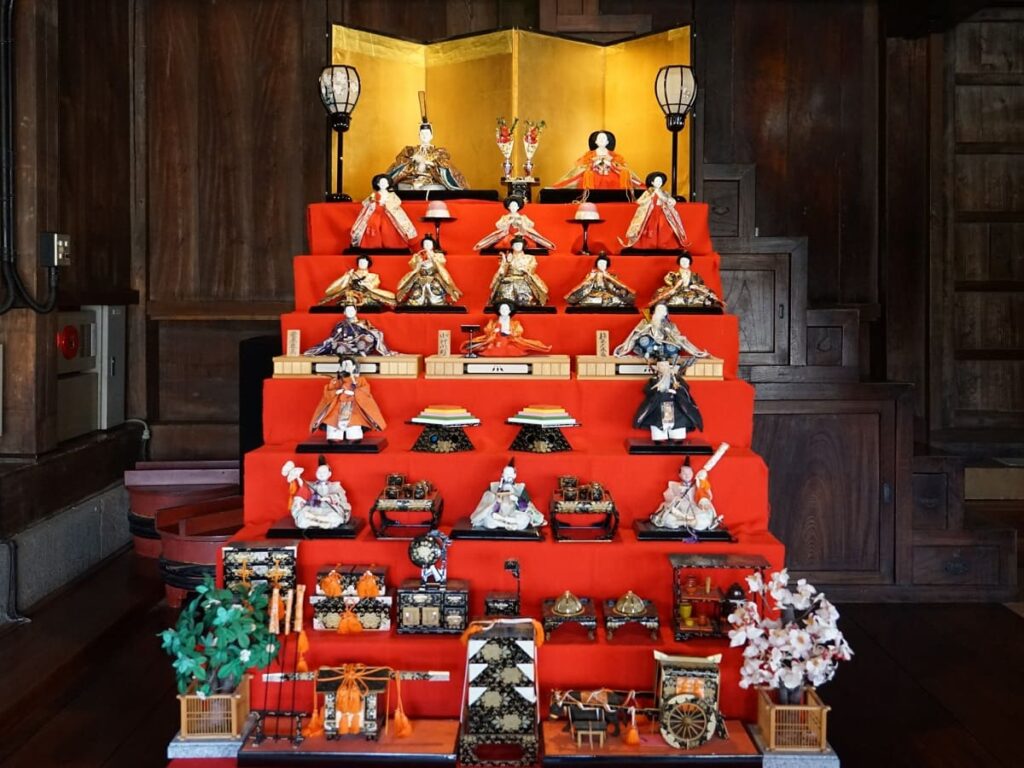 Hinamatsuri : History & Display of Dolls