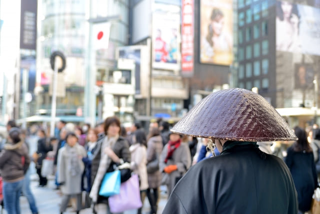 Takuhatsu : Japanese Buddhist monk on the street