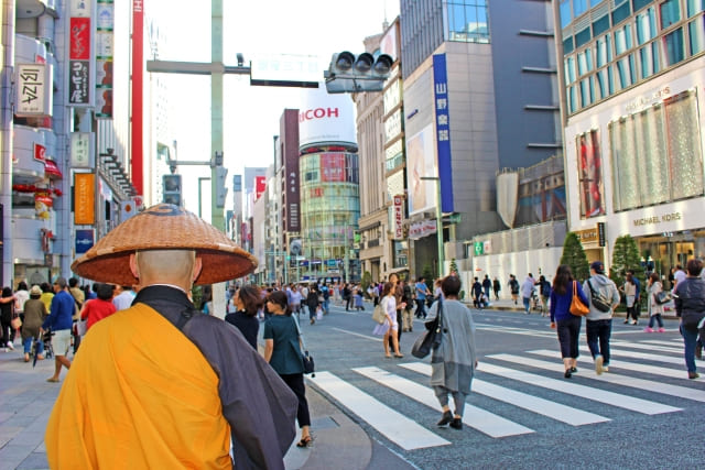 Takuhatsu : Japanese Buddhist monk on the street