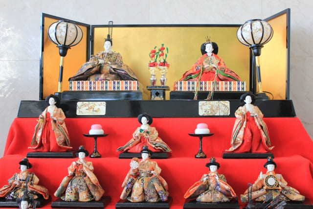 Hinamatsuri : History & Display of Dolls