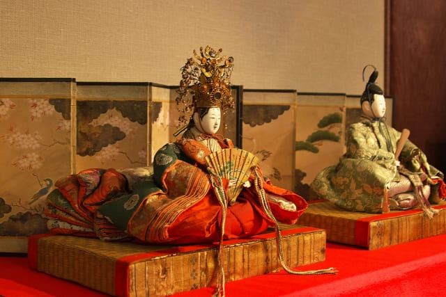 Hinamatsuri : History & Display of Dolls