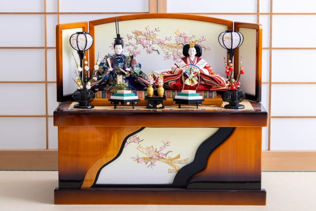 Hinamatsuri : History & Display of Dolls