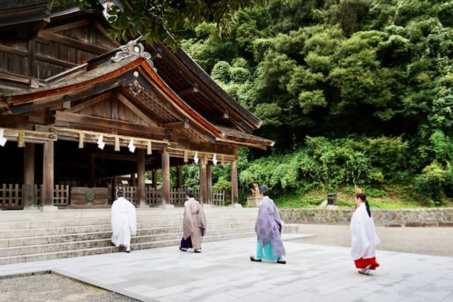 Who is a Miko (Japanese Shrine Maiden) ?