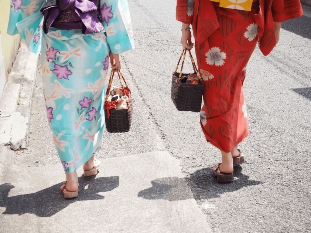 how to walk properly in yukata small steps example