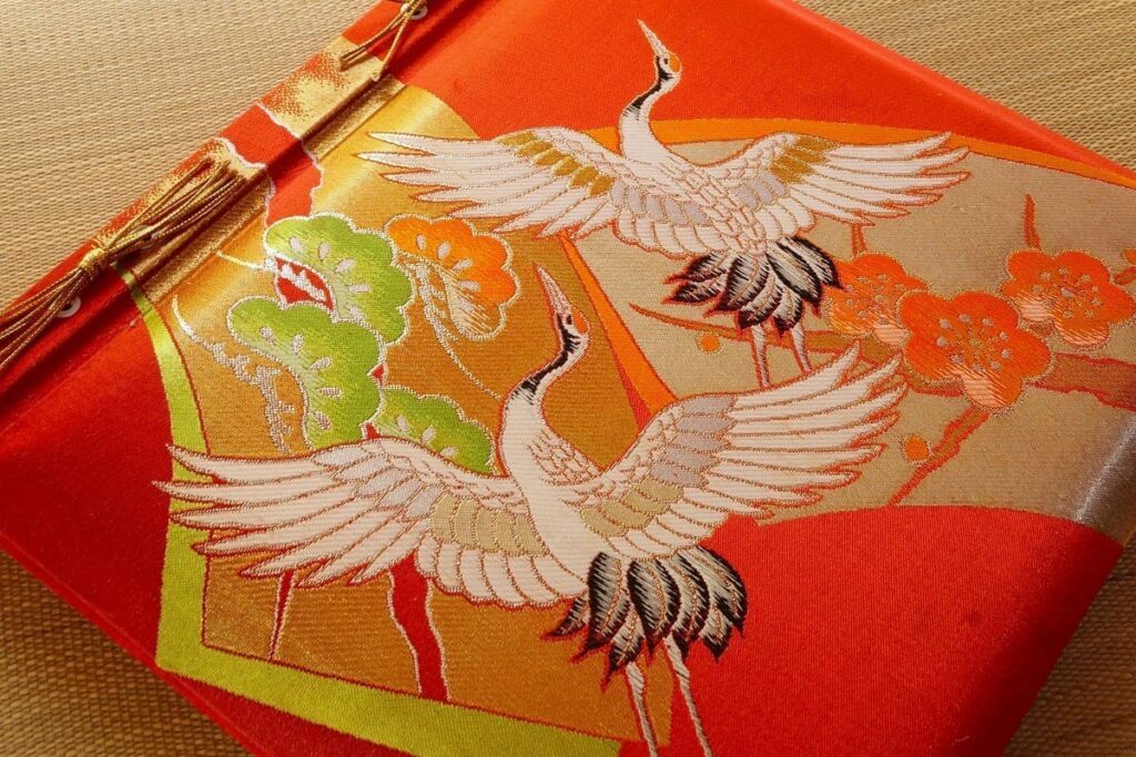 Wedding album with crane design 
