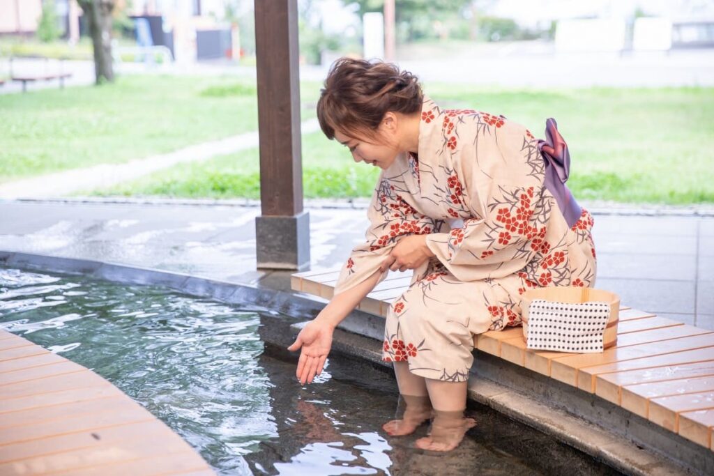 holding yukata sleeve properly to avoid skin exposure