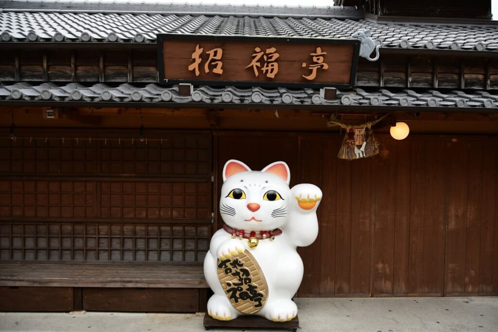 Manekineko in front of the door