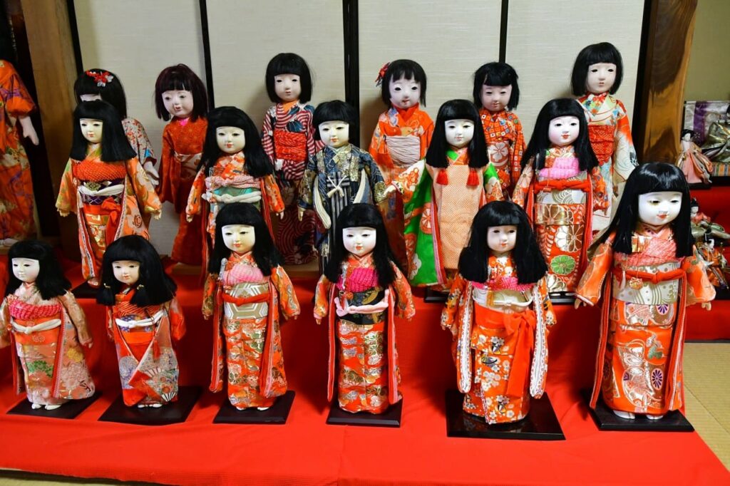 Ichimatsu dolls in Japanese room